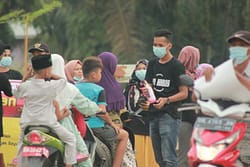 Badan Nasional Penanggulangan Bencana (BNPB) Menurunkan Tim Untuk Bagi2 Masker!