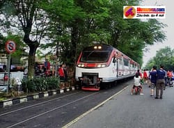 Jangan Parkir Sembarangan Jika Tidak Ingin Ditabrak kereta api di Solo